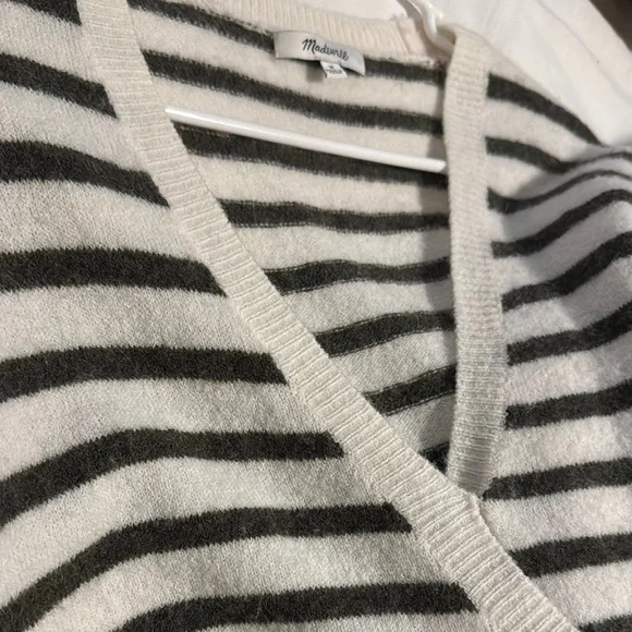 Madewell Black and White V-Neck Sweater - Picture 5 of 5